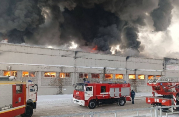 В Красноярске загорелся крупный склад (видео)